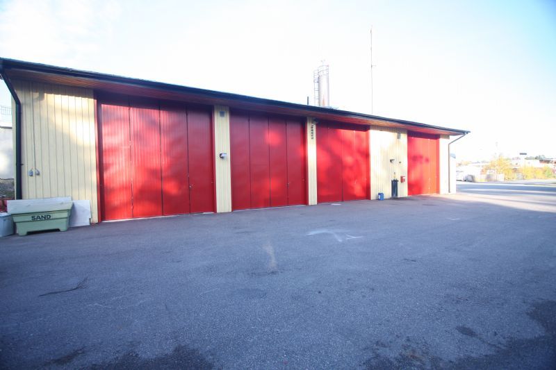 Blästring och målning av garageportar åt Nacka brandförsvar.  