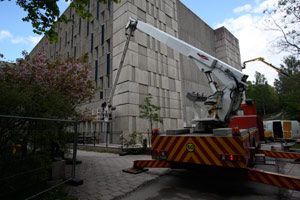 Tvtt och renovering av betongfasader Huddinge sjukhus. 